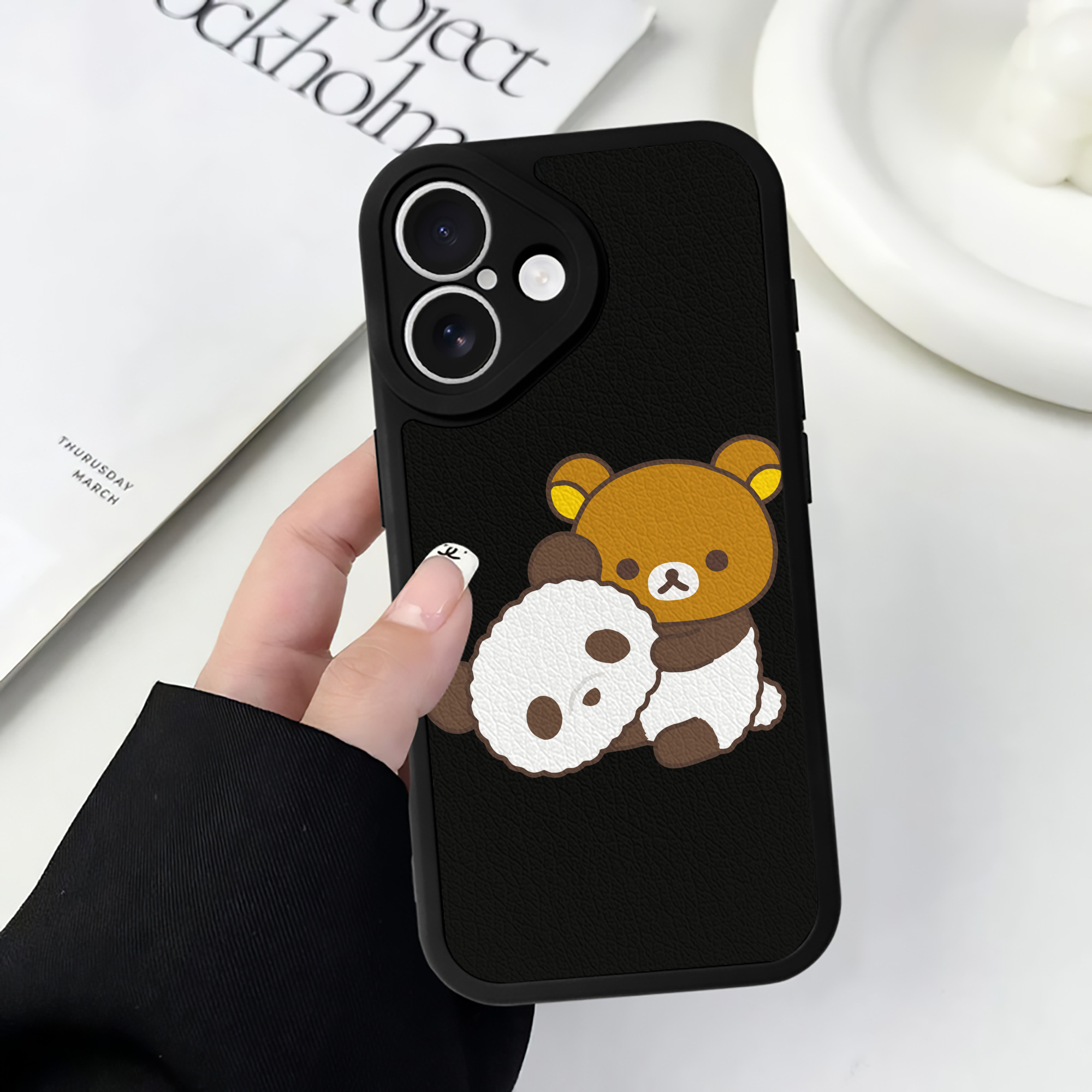 （画像用） リラックマ リラックマ キイロイトリ Rilakkuma Korilakkuma Kiiroitori 【iPhone 16シリーズ対応】シリコンスマホケース（レザー調） 材質：シリコン